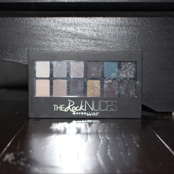 Eye makeup - Picture 1 of 2